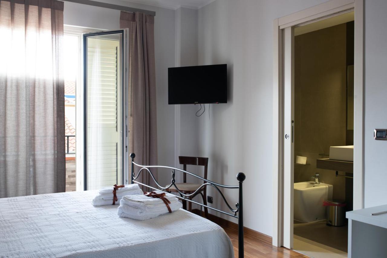 Torrevarata - Guest Rooms Santa Teresa Di Riva Exteriör bild